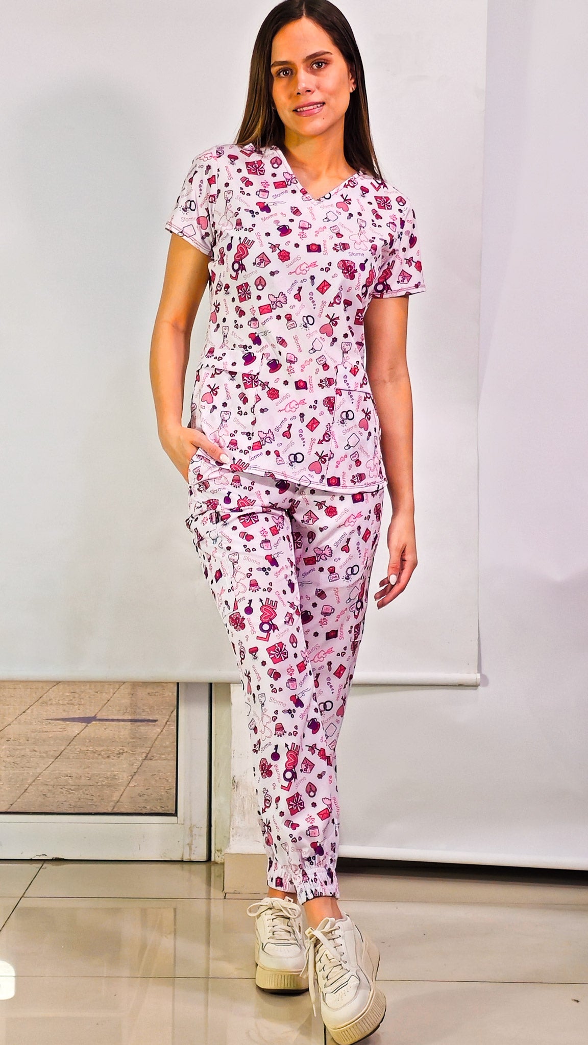 Filipina Estampado Love, Scrubs 600