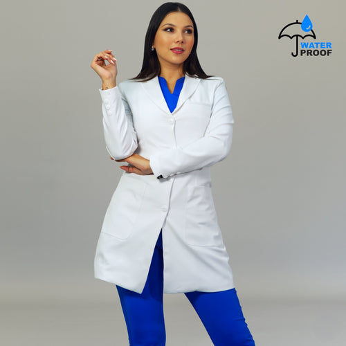 Bata médica blanca stretch antifluido para mujer con forro interior