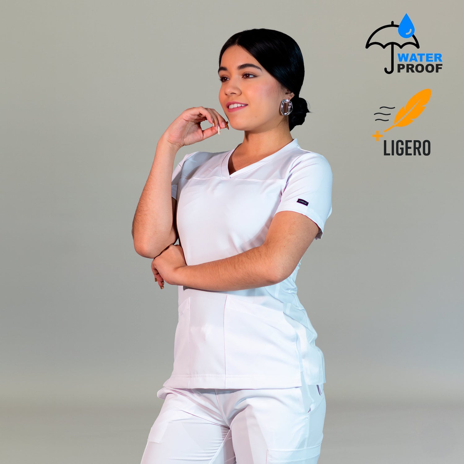 Filipina médica blanca FW 515 para mujer en vista tres cuartos, corte ajustado y tela ligera antifluido