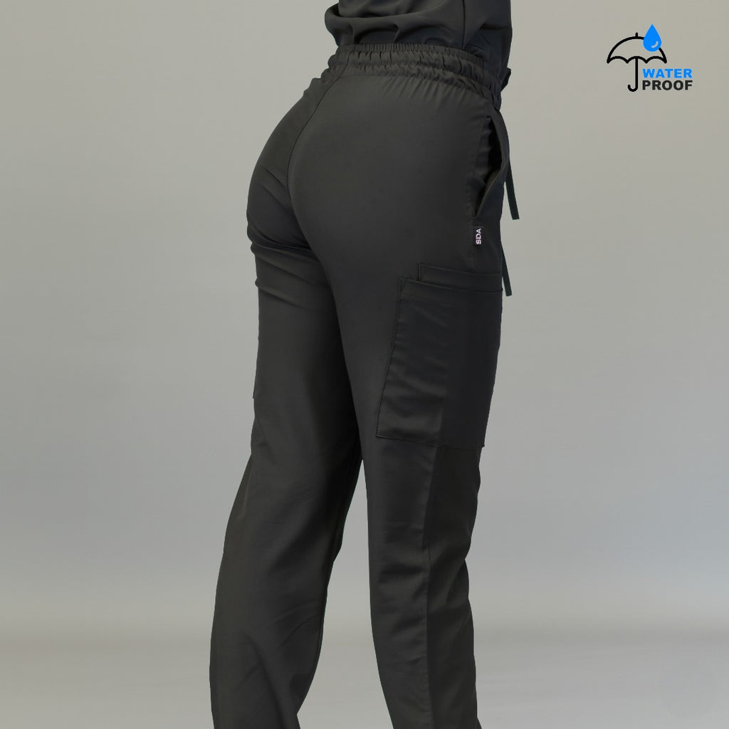 Pantalón médico negro mujer 515 detalle lateral de cadera y pierna