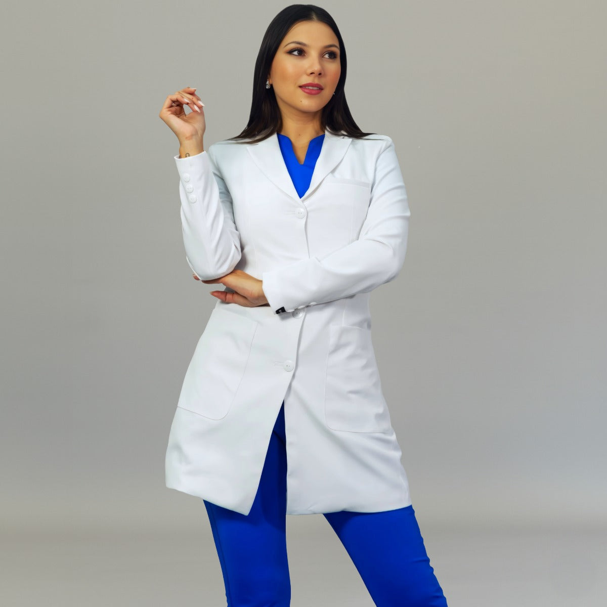 bata medica blanca mujer con forro antifluido Sandel Medica