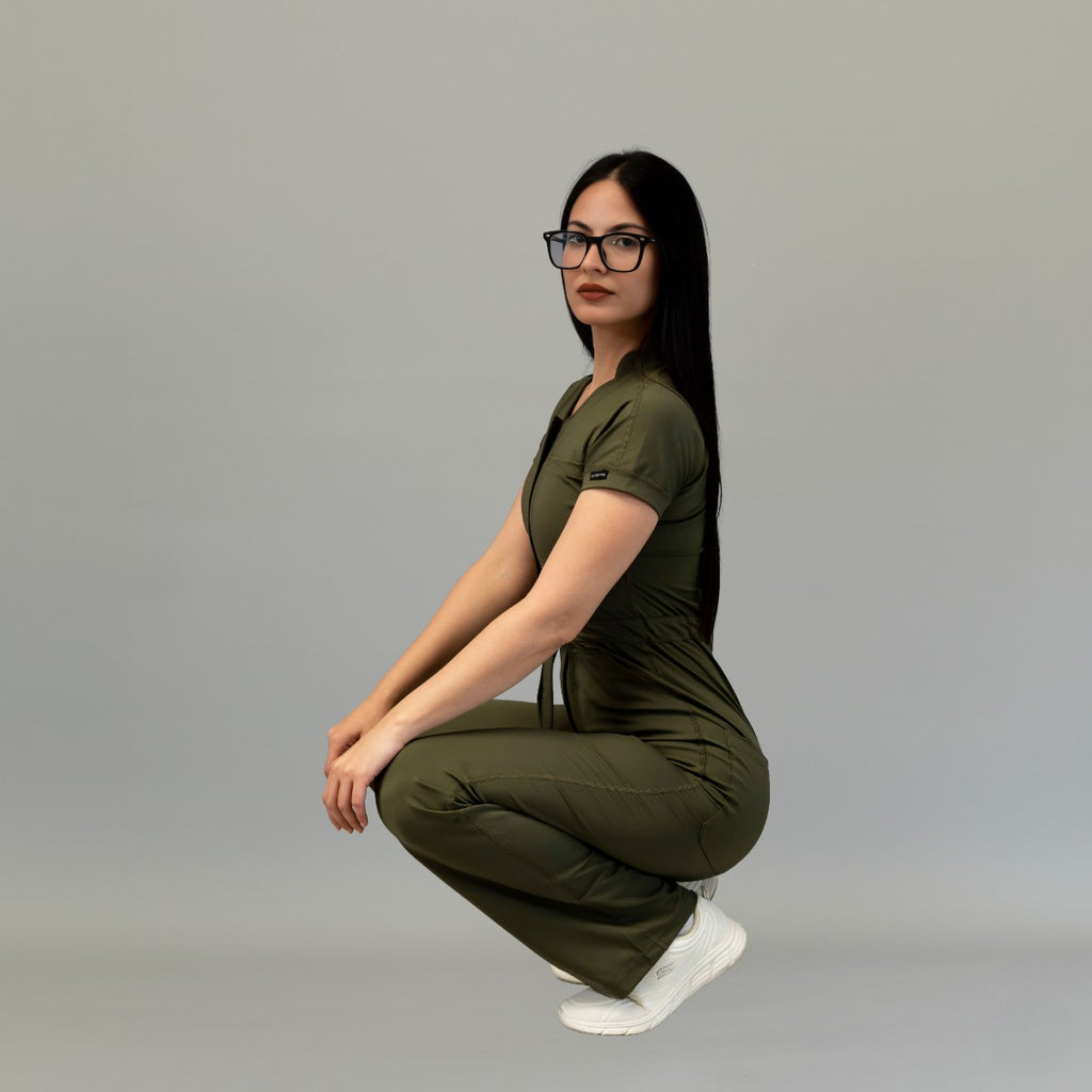 Vista lateral agachada del jumpsuit mujer 945 Verde Olivo Super Stretch