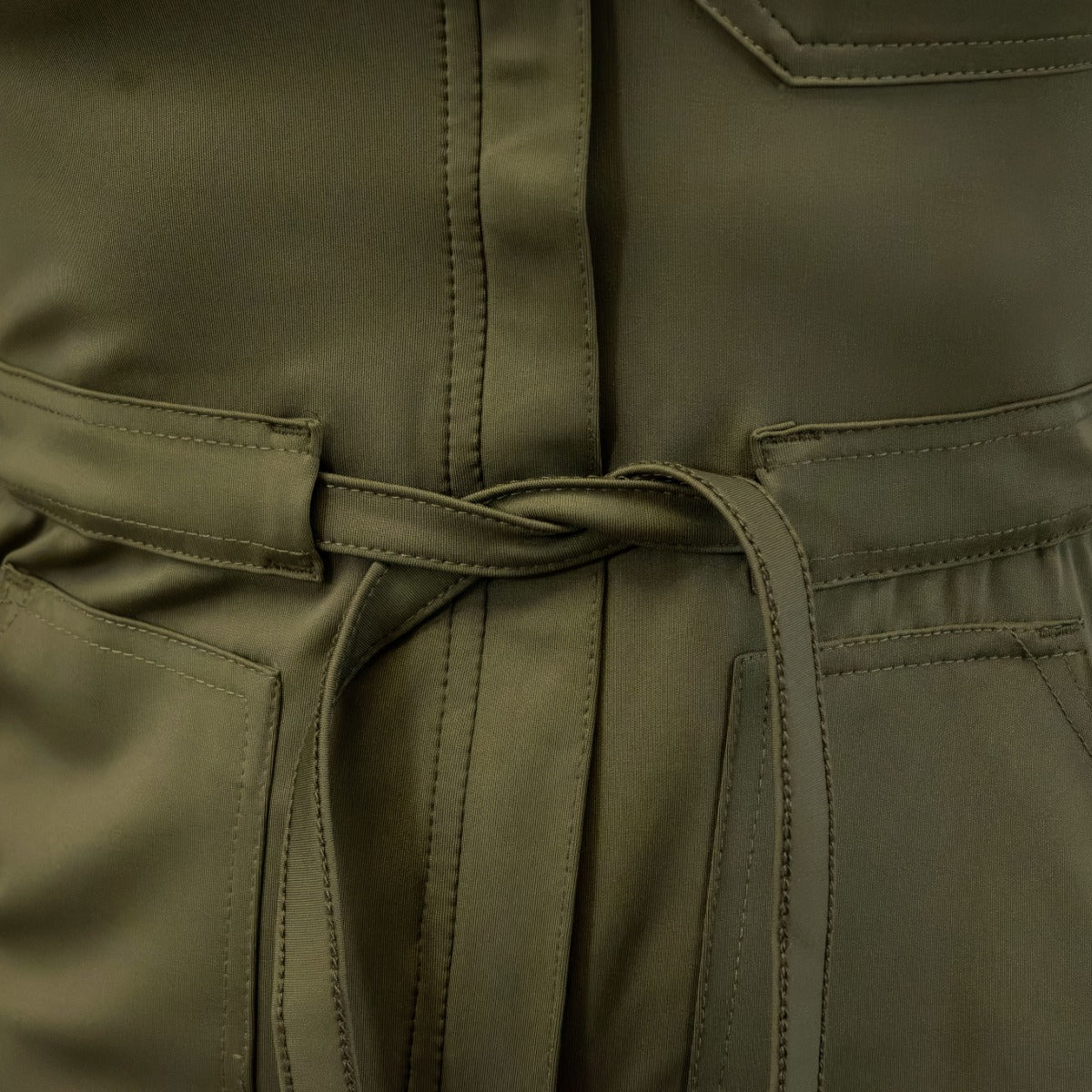 Detalle de cierre y ajuste de cintura del jumpsuit 945 Verde Olivo