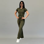 Modelo de frente con jumpsuit quirúrgico mujer Verde Olivo de una pieza