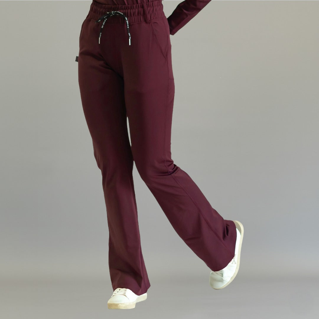 Pantalón quirúrgico 915 mujer color vino — scrubs acampanados Super Stretch
