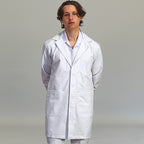 Bata médica blanca para caballero con solapa clásica, cubrebotones y tres bolsas, vista frontal