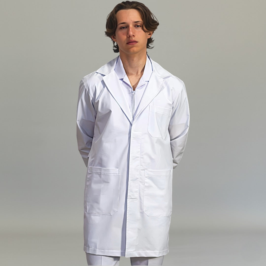 Bata médica blanca para caballero con solapa clásica, cubrebotones y tres bolsas, vista frontal