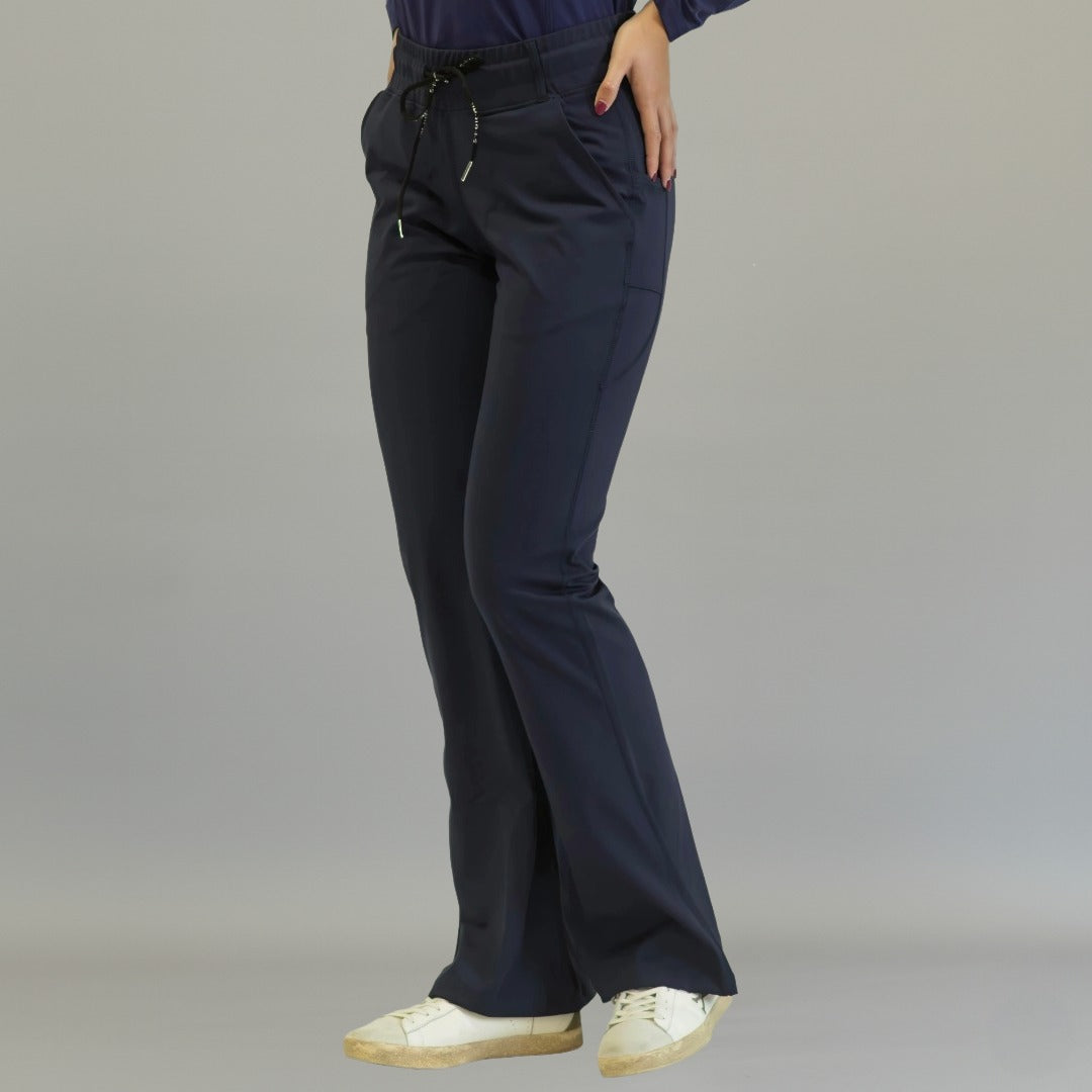 Pantalón quirúrgico 915 azul marino para mujer — vista frontal del corte acampanado