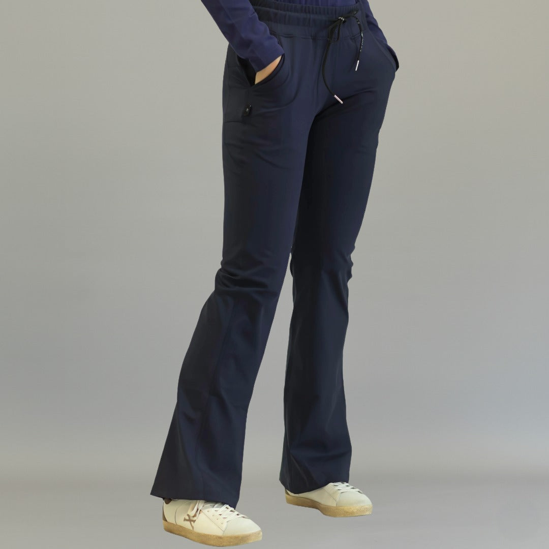 Pantalón scrub azul marino para mujer — vista lateral derecha con silueta campana