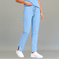 Vista frontal del pantalón quirúrgico azul cielo 502 de pierna amplia para mujer.