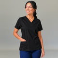 Filipina quirúrgica 502 negra para mujer, con cuello en V, manga corta y bolsillos frontales; modelo con pantalón azul
