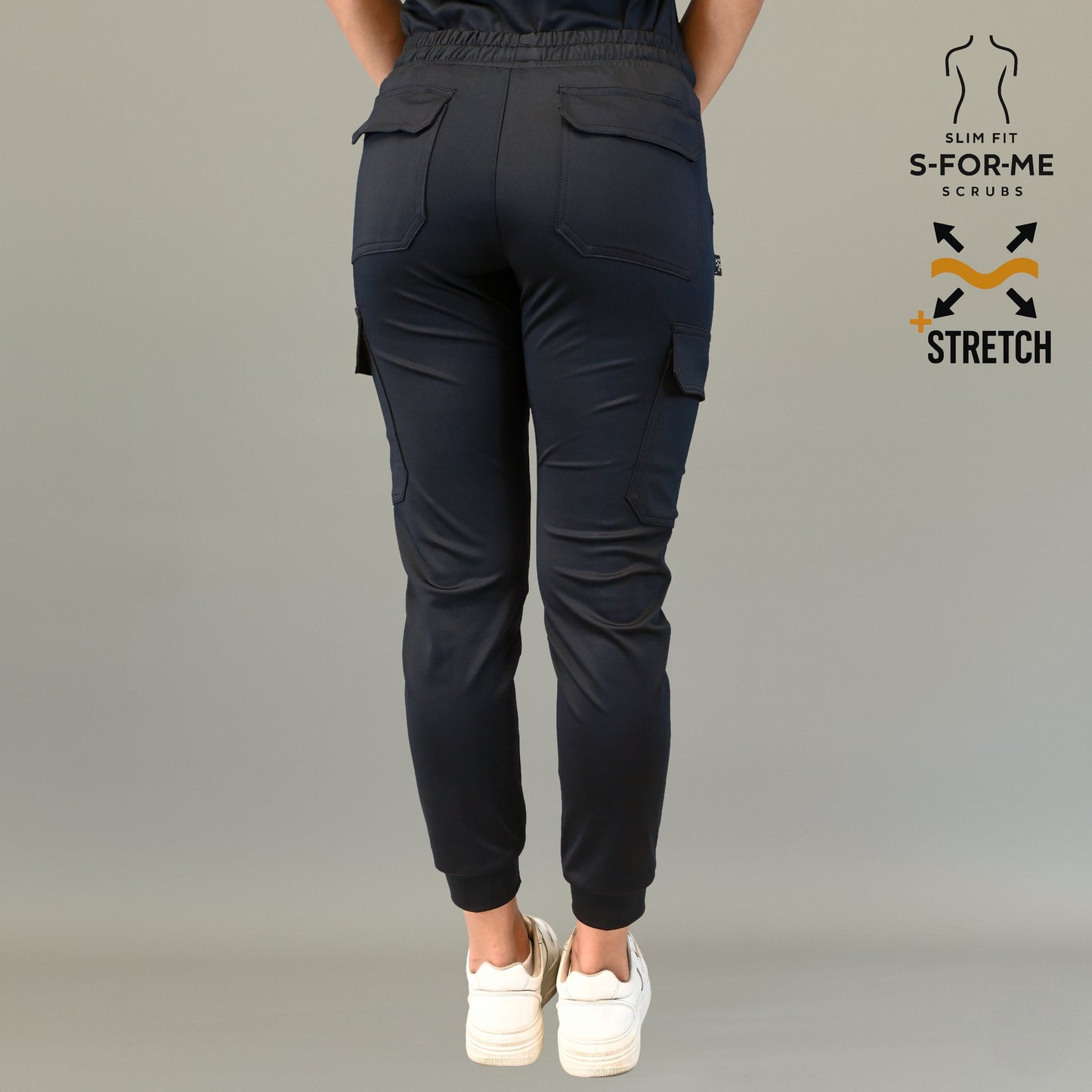 Detalle de bolsillos funcionales del jogger quirurgico negro mujer Estilo 910