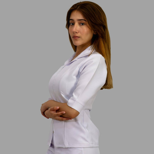 Filipina médica blanca para mujer Alviero antifluido en vista tres cuartos