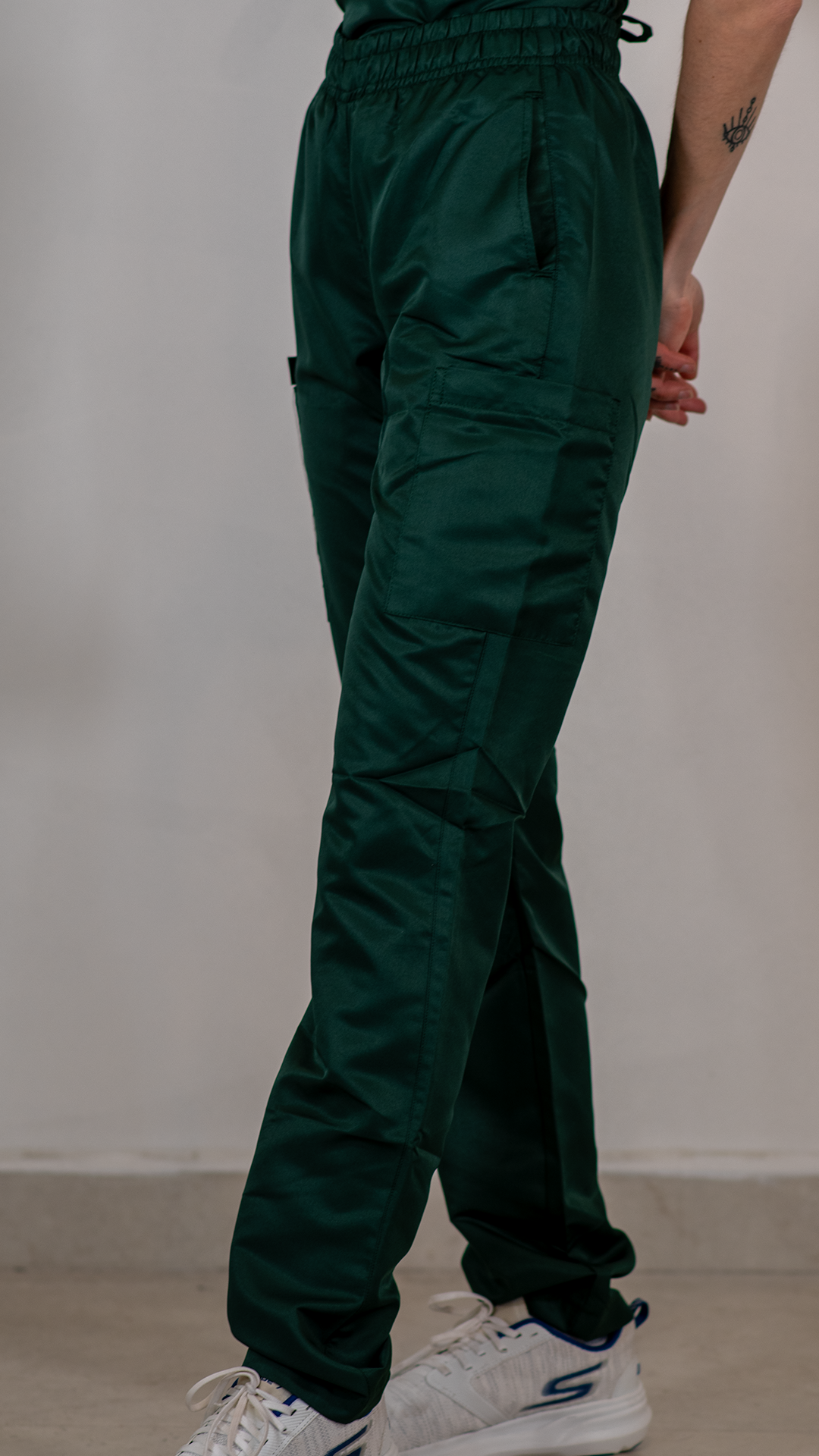 Pantalon Quirurgico Relajado Mujer MF Verde Botella  5 bolsas.