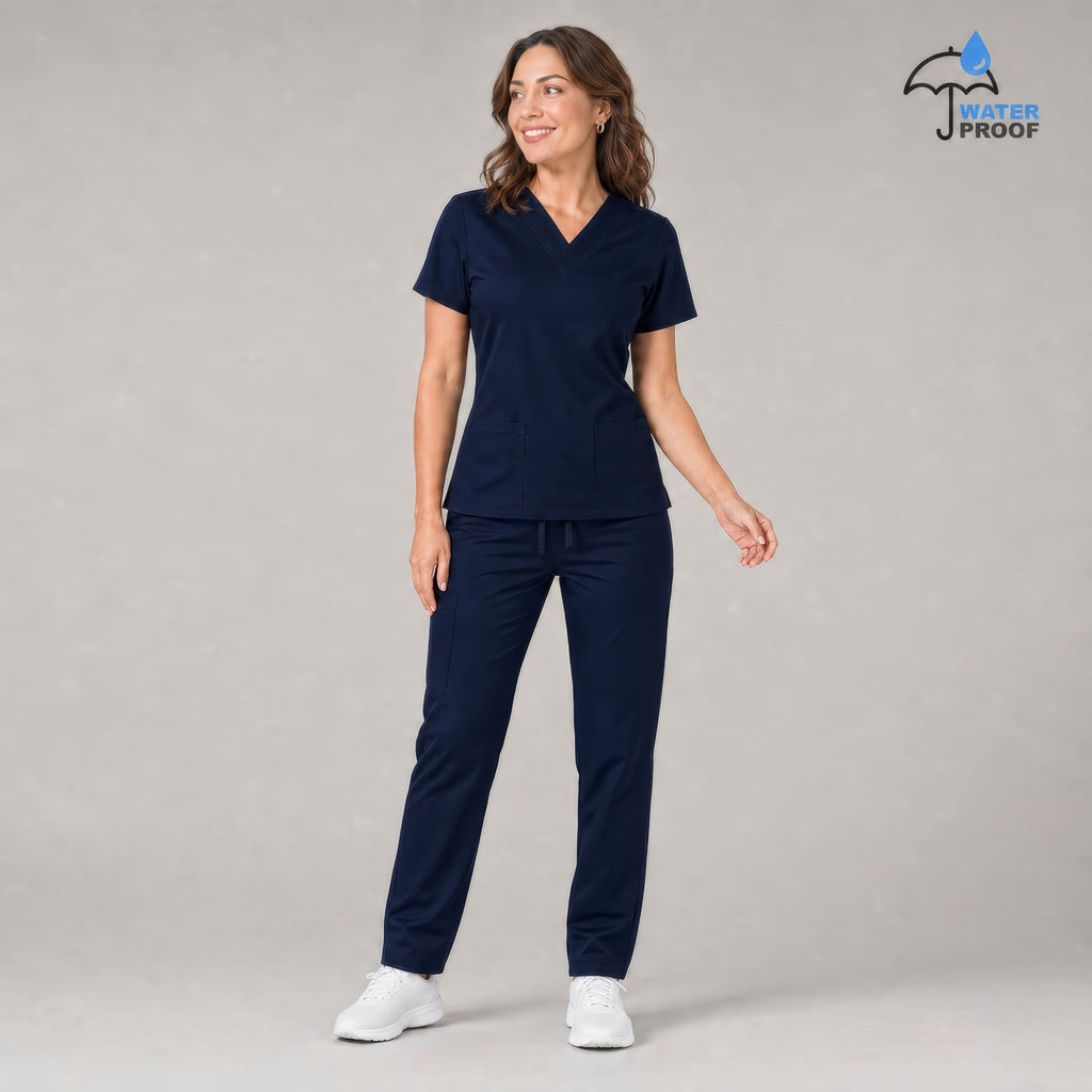 Mujer con filipina y pantalón quirúrgicos 502 azul marino, vista de cuerpo entero.