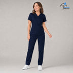 Mujer con filipina y pantalón quirúrgicos 502 azul marino, vista de cuerpo entero.
