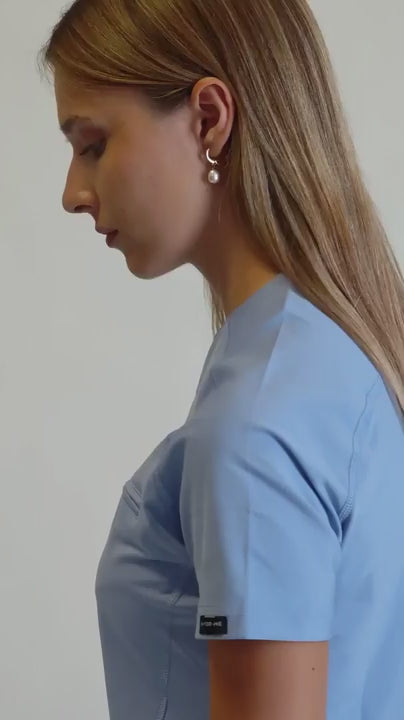 Vídeo del conjunto 915 Plumbago en movimiento, con vistas frontal, lateral y posterior del pantalón acampanado.