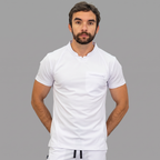 scrubs-blanco-espalda.png: "Vista trasera de la filipina quirúrgica Est. 910 para hombre en color blanco, con espalda lisa y caída limpia de la tela."